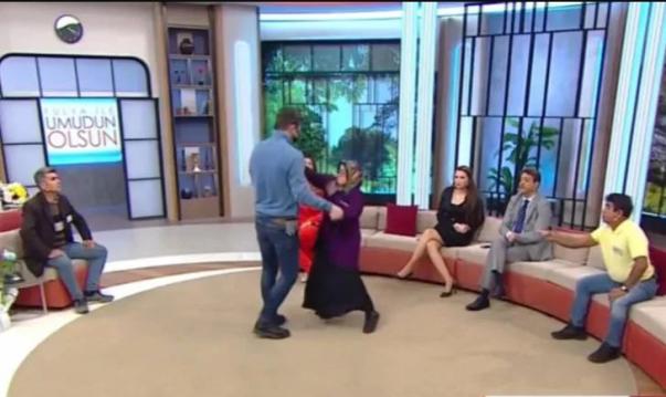 Fulya Öztürk'ün programında boşanma kavgası! Eşinden kaçıp başka kişiden çocuk yapan kadın olay çıkardı