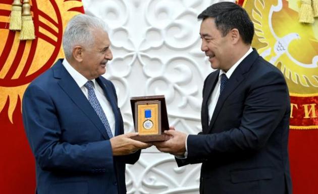 Kırgızistan Binali Yıldırım'a devlet nişanı verdi 